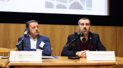 Nagroda Klio. Wiceprezes SAiW Copyright Polska Zbigniew Czerwiński i przewodniczący jury dr hab. Łukasz Niesiołowski-Spano, fot. PAP/A. Zawada