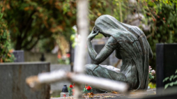 Stary Cmentarz w Łodzi. Fot. PAP/G. Michałowski