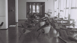 Klub dziennikarza przy ul. Podwale we Wrocławiu, zdjęcie z wystawy Nowoczesne wnętrze. Wrocławska architektura wnętrz w czasach politycznej odwilży w Muzeum architektury we Wrocławiu, fot. materiały muzeum