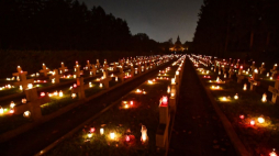 Dzień Wszystkich Świętych na Cmentarzu Centralnym w Szczecinie. Fot. PAP/M. Bielecki