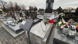 Znicze na symbolicznej mogile lotnika na cmentarzu w Jawiszowicach złożył burmistrz Brzeszcz Radosław Szot, sołtys Jawiszowic Łukasz Korczyk, w imieniu fundacji Dagmar Kopijasz, a także uczniowie miejscowej szkoły. 