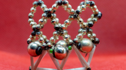 Ozdoby choinkowe, nazywane perełkowymi. /Źródło: cs.wikipedia