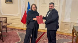 Ministra kultury Hanna Wróblewska wręcza Bartoszowi Kuświkowi akt powołania na kolejną kadencję na stanowisko dyrektora Instytutu Śląskiego w Opolu. Fot. MKiDN