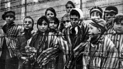 Niemiecki obóz Auschwitz, ocalałe dzieci więźniowie, 1945 r. / PAI/PAP