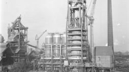 Tak wyglądał wielki piec Huty Pokój w Rudzie Śląskiej w 1968 r., fot. PAP/CAF/S. Jakubowski