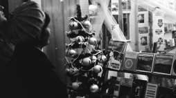 Świąteczna dekoracja w witrynie kiosku Przedsiębiorstwa Upowszechniania Prasy i Książki RUCH przy ul. Nowy Świat w Warszawie, 1969 r. PAP/Tadeusz Zagoździński