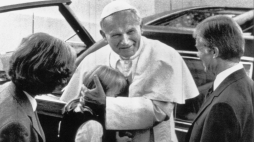 Jan Paweł II jako pierwszy papież został przyjęty przez prezydenta USA w Białym Domu. Nz. prezydent USA Jimmy Carter (P) z małżonką - Rosalynn Carter (L) witają Ojca Świętego (C), 1979 r. PAP/CAF/Photofax