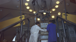Pierwsza polska naziemna stacja satelitarna uruchomiona w Psarach koło Kielc w 1974 r. w ramach systemu „Intersputnik. Nz. aparatura we wnętrzu stacji. PAP/Leszek Łożyński