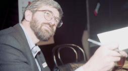 Stanisław Barańczak podpisuje swoją książkę, Katowice, 1995 r.  PAP/Roman Koszowski