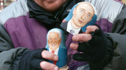 Następstwo władzy - uliczny sprzedawca prezentuje w Moskwie matrioszkę z wizerunkami prezydentów: byłego Borysa Jelcyna i przyszłego Władimira Putina. 2000. PAP/EPA Anatoly Maltsev