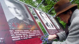 Elżbieta Zawadzka ps. Zo, jedyna kobieta wśród cichociemnych przy swoim portrecie z czasów młodości, w Warszawie w 2005 r. PAP/Przemek Wierzchowski