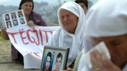 Transparent z napisem „Oddajcie nam naszych synów” na demonstracji Albanek z Kosowa, których synowie nie powrócili po wojnie, przed amerykańskim biurem w Prisztinie w Kosowie w 2005 r. PAP/EPA/Valdrin Xhemaj
