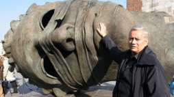 Igor Mitoraj (1944-2014) przed swoją rzeźbą Eros Bendato, fot. PAP/J. Bednarczyk