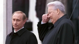 Na zdjęciu archiwalnym z 07.05.2000: były prezydent Rosji Borys Jelcyn (P) i Władimir Putin (L), 2000 r. PAP/EPA/Sergey Chirikov