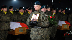 Samolot C-130 Hercules z ciałami pięciu polskich żołnierzy, którzy zginęli w Afganistanie wylądował na wojskowym lotnisku na Okęciu. W ceremonii uroczystego powitania poległych wzięła udział rodzina żołnierzy, przedstawiciele władz wojskowych i państwowych. W Afganistanie zginęli: mł. chor. Piotr Ciesielski, sierż. Łukasz Krawiec, sierż. Marcin Szczurowski, sierż. Marek Tomala i sierż. Krystian Banach. Warszawa, 23 grudnia 2011 r.  PAP/Grzegorz Jakubowski