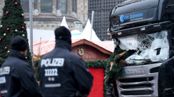 Policjanci stoją przy uszkodzonej ciężarówce na Breitscheidplatz w Berlinie, 20 grudnia 2016 r. PAP/ EPA/Britta Pedersen
