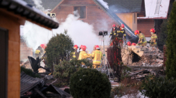Strażacy w trakcie akcji ratunkowej w Szczyrku. 4 grudnia 2019 r. doszło tam do wybuchu gazu, fot. PAP/A. Grygiel 