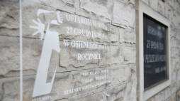 Tablica pamiątkowa w miejscu egzekucji 106 Polaków w Wawrze, fot. PAP/L. Szymański