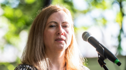 Paulina Kurc-Maj na otwarciu ekspozycji pt. „Wojna domom. Sala Neoplastyczna w solidarności z Ukrainą” w Muzeum Sztuki w Łodzi. PAP/Grzegorz Michałowski