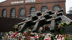 Pomnik poświęcony górnikom  -ofiarom pacyfikacji kopalni Wujek na początku stanu wojennego, fot. PAP/Z. Meissner