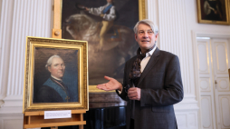 Dyrektor Muzeum Pałacu Króla Jana III w Wilanowie Paweł Jaskanis prezentuje odzyskaną stratę wojenną - obraz „Portret Adama Stanisława Naruszewicza” w Muzeum Pałacu Króla Jana III w Wilanowie. PAP/Leszek Szymański