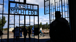 Brama dawnego niemieckiego obozu koncentracyjnego Sachsenhausen, fot. PAP/DPA/H. Hanschke