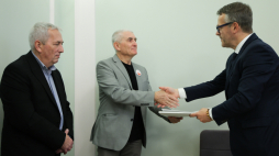 Synowie Tadeusza Mazowieckiego: Adam i Wojciech, przekazują dokumenty dyrektorowi Archiwum Akt Nowych w Warszawie,  Mariuszowi Olczakowi, fot. PAP/R. Guz