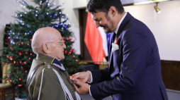 Lech Parell, szef Urzędu do Spraw Kombatantów i Osób Represjonowanych, wręczył medale weteranom, fot. PAP/R. Guz
