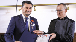 Szef Urzędu do Spraw Kombatantów i Osób Represjonowanych Lech Parell otrzymał medal od Stowarzyszenia Ofiar Wojny, fot. PAP/R. Guz