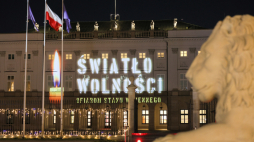 Iluminacja na pałacu prezydenckim w Warszawie dla uczczenia ofiar stanu wojennego, fot PAP/P. Supernak