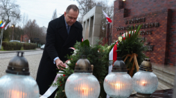  Obchody 43. rocznicy pacyfikacji kopalni Wujek - prezes IPN Karol Nawrocki składa kwiaty na Placu NSZZ "Solidarność" w Katowicach pod Krzyżem-Pomnikiem Górników Poległych 16 grudnia 1981 roku. PAP/Michał Meissner