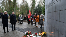 Dyrektor Oddziału IPN w Szczecinie Krzysztof Męciński podczas uroczystości przy Pomniku Ofiar Grudnia '70 na szczecińskim Cmentarzu Centralnym, fot. PAP/K. Męciński