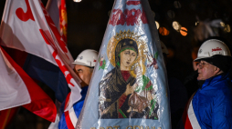 Obchody rocznicy wydarzeń Grudnia'70 przed pomnikiem Ofiar Grudnia '70 w Gdyni. PAP/Adam Warżawa