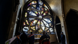 Uszkodzenia w rzymskokatolickim kościele św. Mikołaja w Kijowie gdzie po rosyjskim ostrzale pociskami balistycznymi, fala uderzeniowa zniszczyła okna, uszkodziła elementy fasady oraz naruszyła wewnętrzny tynk świątyni. PAP/Vladyslav Musiienko