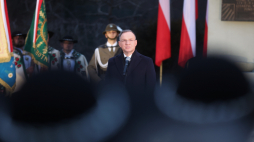 Prezydent Andrzej Duda podczas uroczystego apelu przed pomnikiem ofiar „Krwawej Wigilii” w Ochotnicy Dolnej. PAP/Grzegorz Momot