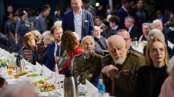 Kilkudziesięciu uczestników powstania wraz z rodzinami i opiekunami zasiadło za stołami wigilijnymi w Sali pod Liberatorem w Muzeum Powstania Warszawskiego. Fot. MPW