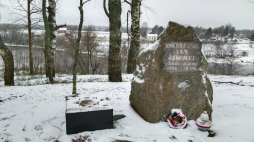 Zdewastoany pomnik żołnierzy AK - więźniów sowieckiego łagru w Borowiczach-Jogle (Rosja), fot. Konsulat RP w Sankt Petersburgu