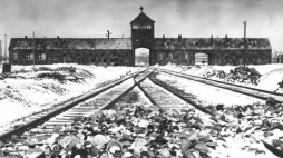 Brama do KL Auschwitz-Birkenau. Fot. www.auschwitz.org