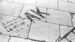 Rocznica powstania warszawskiego - napis na chodniku czczący pamięć żołnierzy Armii Krajowej, 1945 r. /Źródło: NAC