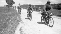 Patrol kolarzy w umundurowaniu polowym. Na bagażniku roweru wytwórni „Łucznik” stroczone wyposażenie osobiste, pod ramą pierwszego cyklisty karabin Mauser wz. 29, drugiego - ręczny karabin maszynowy Browning 7,92 mm wz. 28., 1938 r. /Źródło: NAC