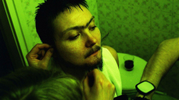 "Łaźnia męska" Katarzyny Kozyry (1999), pięciokanałowa instalacja wideo (kadr). Fot. galeriabielska.pl 