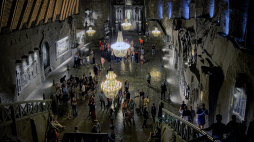 Kaplica świętej Kingi, patronki górników solnych, na trasie turystycznej w Kopalni Soli „Wieliczka”. Fot. PAP/Jerzy Ochoński