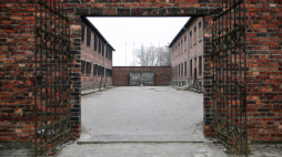 Ściana Straceń na dziedzińcu przy bloku 11 w byłym niemieckim obozie koncentracyjnym Auschwitz I. Fot. PAP/Łukasz Gągulski