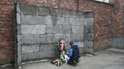 Ściana Straceń na dziedzińcu przylegającym do bloku 11 w byłym niemieckim obozie koncentracyjnym Auschwitz I. Fot. PAP/Łukasz Gągulski