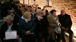 Grupa ocalałych podczas uroczystości w Muzeum Auschwitz na terenie byłego niemieckiego nazistowskiego obozu koncentracyjnego i zagłady Auschwitz-Birkenau w Oświęcimiu 27 stycznia 2024. Fot. PAP/Jarek Praszkiewicz 