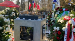 Symboliczny grób ofiar Marszu Śmierci na cmentarzu w Bojkowie. Fot. radio.katowice.pl