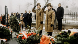 Składanie wieńców i kwiatów przy mogile na cmentarzu w Brzeszczach 19 stycznia 2025 r. Fot. Fundacja Pobliskie Miejsca Pamięci Auschwitz-Birkenau
