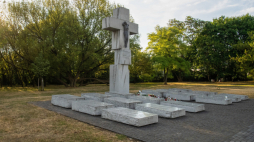 Pomnik Ofiar Ludobójstwa na Wołyniu na Skwerze Wołyńskim w Warszawie odsłonięty 11 lipca 2013 w 70. rocznicę rzezi wołyńskiej. Jego autorem jest Marek Moderau. Fot. PAP/A. Lange 