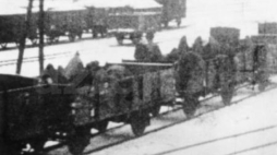 Ewakuowani więźniowie na stacji w Kolinie (Czechy) Fot. Muzeum Auschwitz-Birkenau