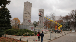 Usuwanie w 2022 r. symboli totalitarnych z pomnika Wyzwolenia Ziemi Warmińskiej i Mazurskiej, autorstwa Xawerego Dunikowskiego. Fot. PAP/T.Waszczuk 